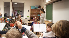 FULL KONSENTRASJON: Når dirigent Christine Aanerud instruerer skal buene oppå hodet i yngstegruppen til Vestre Aker strykeorkester. Og med tett konsertagenda må det øves mye. I mai spiller de i Røa kirke. FOTO: OLE JAKOB SKÅTUN