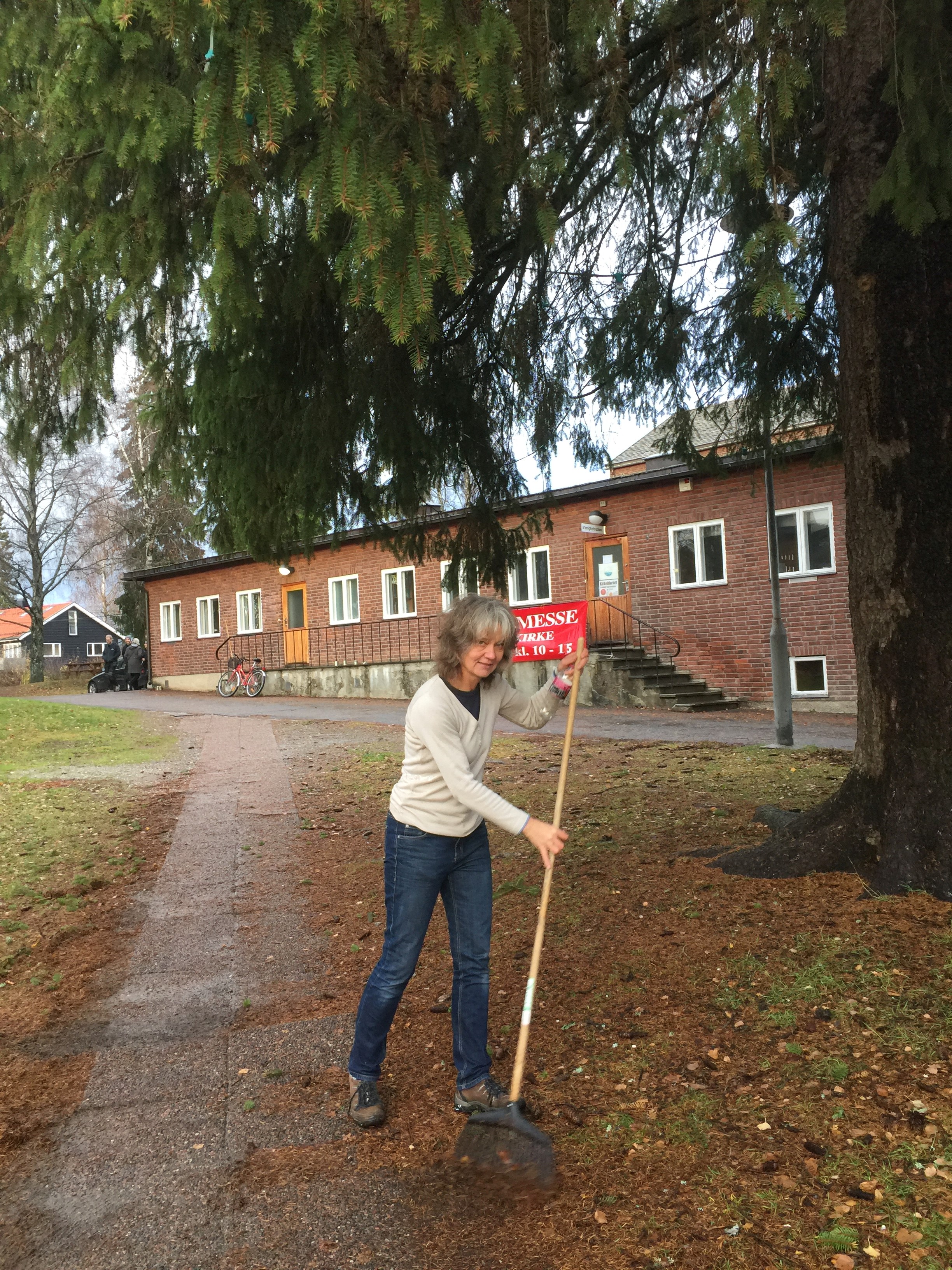 I FULL SVING: Elke er blant de ivrigste dugnadsarbeiderne menigheten har, og stiller opp på det meste.
