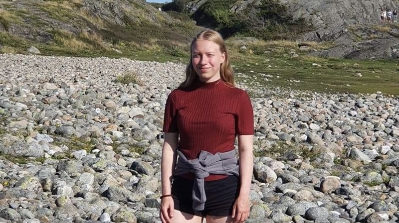 Bilde av Mia, helt uten gjesp!