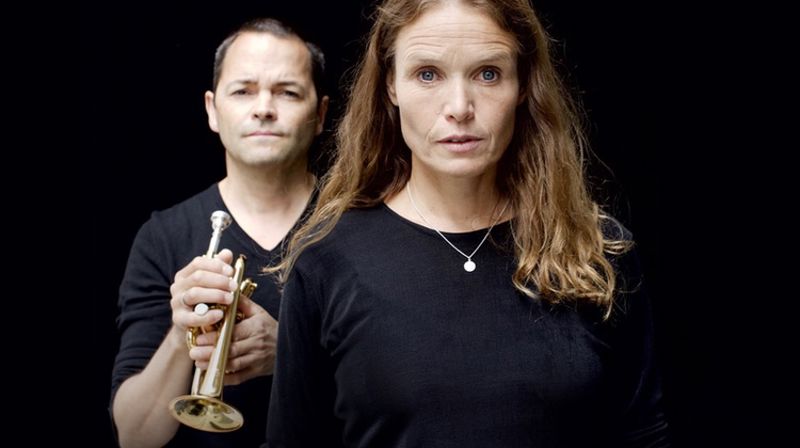 Forteller Helga Samset spiller med Jonas Kilmork. Her avbildet med trompetist Arve Henriksen.