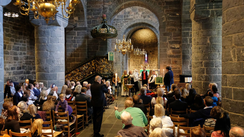 Dåp i høymessen i Gamle Aker kirke. Foto: Roger Jensen.