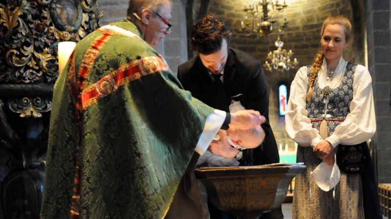 Prest i St. Hanshaugen sokn, Morthen Sørlie, døper Vilhelm Olav Dalen i Gamle Aker kirke. Foto: Ida Gilbert