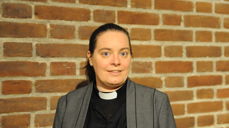 Her tegner Marta Axner Ims askekorset i pannen på konfirmantene