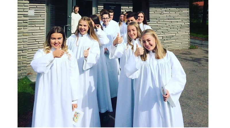 Konfirmanter på vei inn i gudstjenesten i fjor.