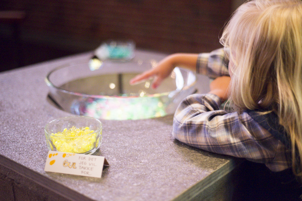 En perle blir en bønn. Gul: For alt jeg vil takke for. Foto: Kristin Frøsland