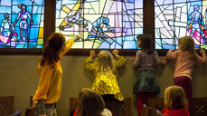 Detaljstudier av glassmalerier. Hammer og spiker oppdages. Foto: Kristin Frøsland