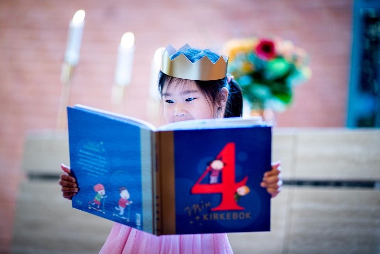 Fireårsboka. Superstas. Merk: Torshov og Lilleborg menighet deler ut en annen bok enn den på bildet. Men minst like stas! Foto: Bo Mathisen