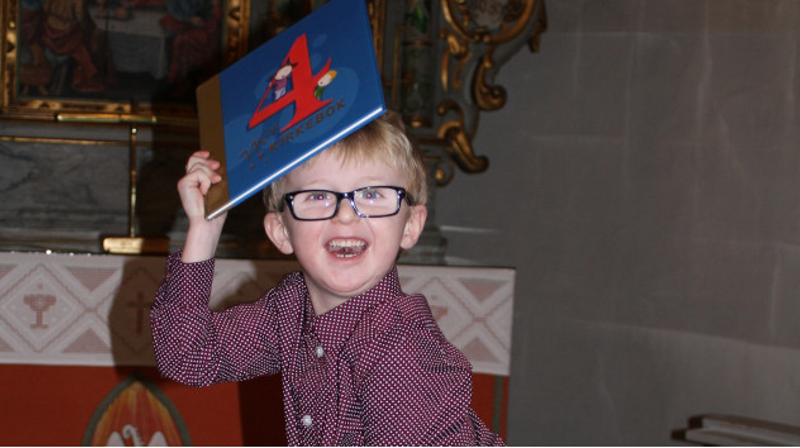 Utdeling av 4-års bok i Hoff kirke