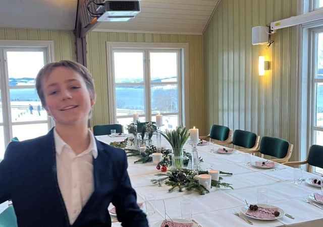Alt er klart for juleselskap i de koselige lokalene med nydelig utsikt mot Gjøvik, kirken og Mjøsa. Foto: Privat