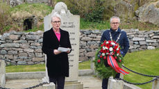 Frå markeringa ved Blomvåg kyrkje i 2023, ved varaordførar Torill Selsvold Nyborg og ordførar Tom Georg Indrevik