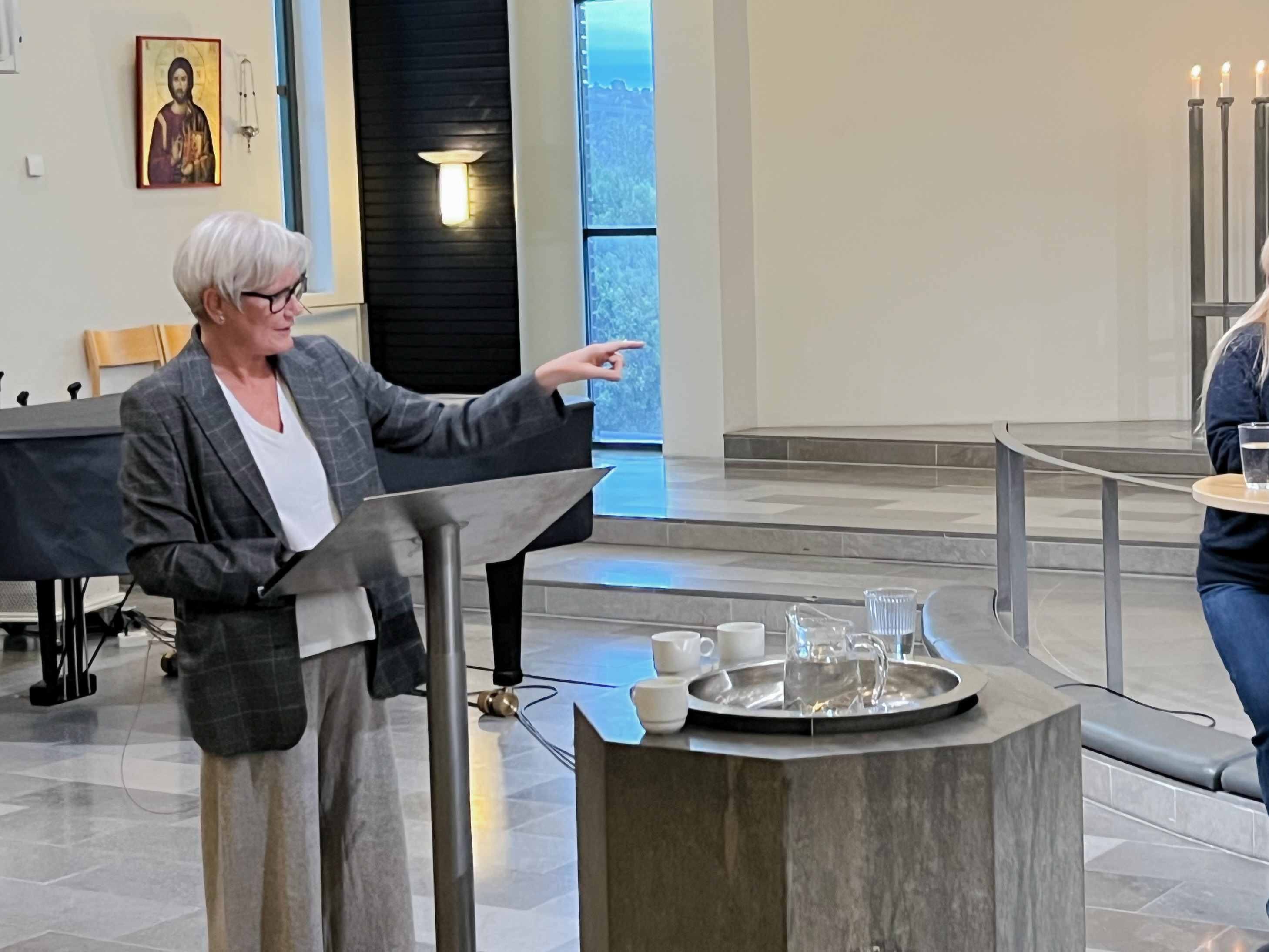 Redaktør i Vestnytt, Marit Kalgraf leia debatten ved døpefonten i Foldnes kyrkje