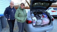 Soknerådsleiar i Landro sokn, Tove Karin Angeltveit og Per Kåre Angeltveit leverte innsamla klede til Cuba ved Fana prestegård.