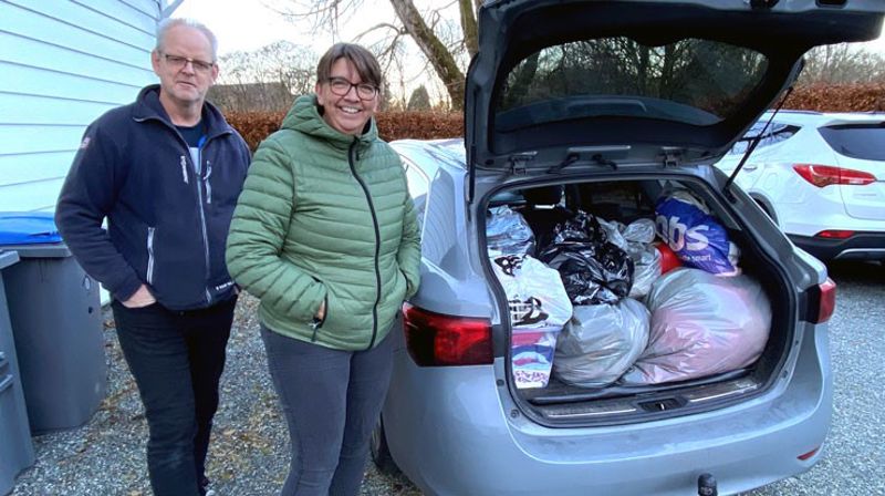 Soknerådsleiar i Landro sokn, Tove Karin Angeltveit og Per Kåre Angeltveit leverte innsamla klede til Cuba ved Fana prestegård.
