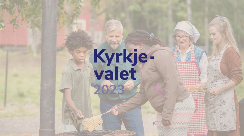 to barn, to voksne og en ungdom står rundt en bålpanne og steker vaffler, det er lagt et filter over bildet og den lilla logen til kyrkjevalet 2023 er over bildet