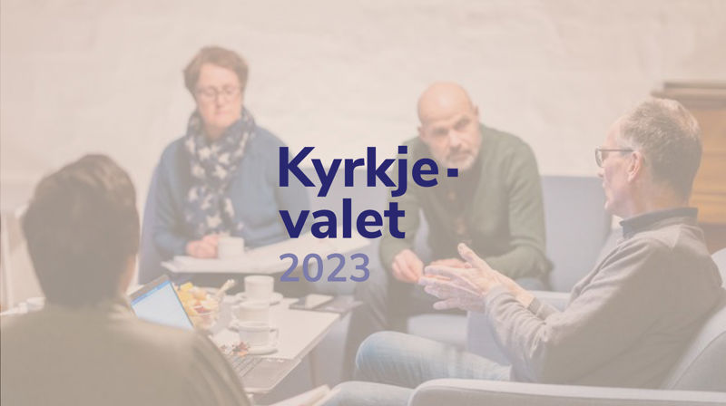 To menn og to kvinner sitter i sofaer rundt et bord og har et møte, det er lagt et filter over bildet og den lilla logen til kyrkjevalet 2023 er over bildet