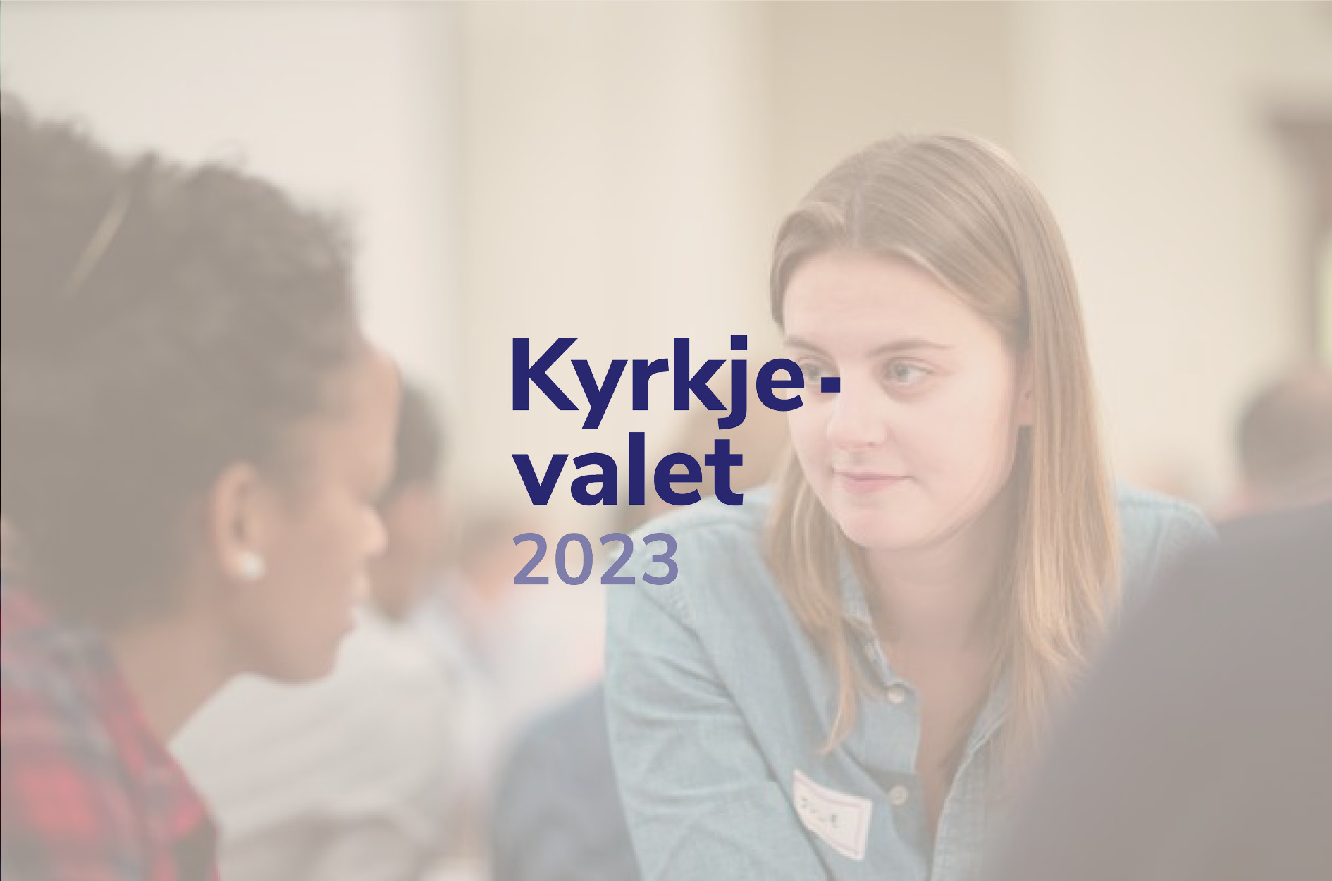 En dame ser mykt mot en annen dame som prater med henne, det er lagt et filter over bildet og den lilla logen til kyrkjevalet 2023 er over bildet