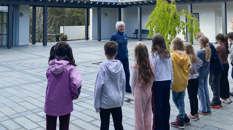 Nysgjerrige tredjeklassingar på kyrkjebesøk