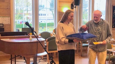 Diakoniarbeidar Renate Olsen Seim saman med Harald Fylling på Hjarterom