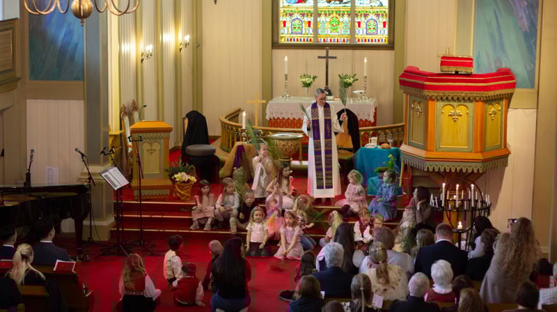 Frå palmeblad til påskeblomar