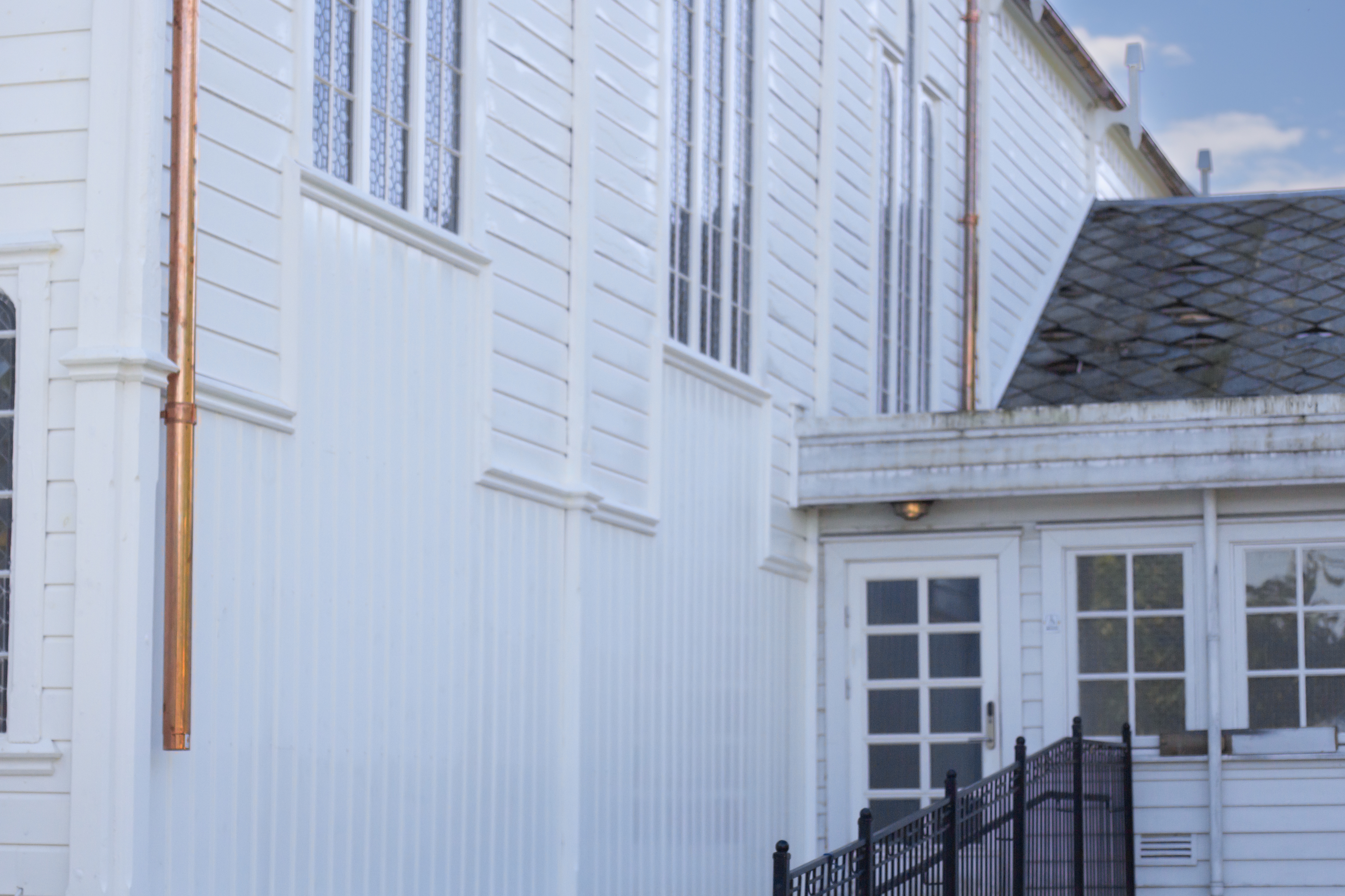 Reperasjon av taket til kyrkjelydssalen er ein del av arbeidet som no vert fullført.