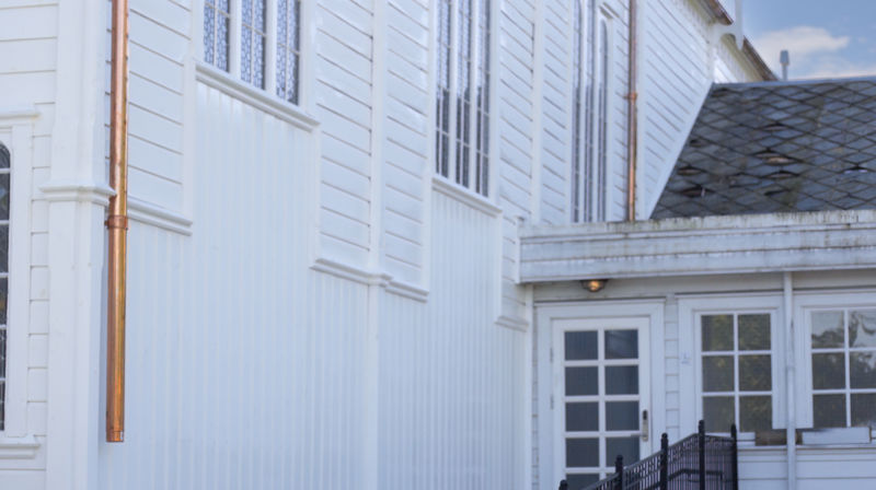 Reperasjon av taket til kyrkjelydssalen er ein del av arbeidet som no vert fullført.