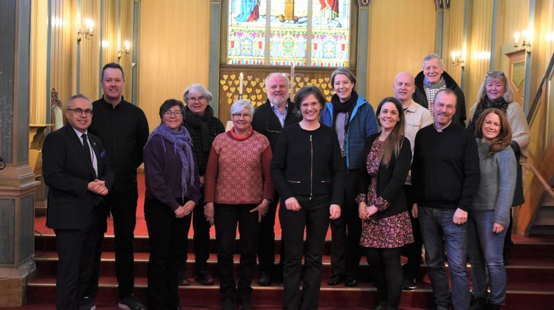Frå venstre: ordførar Tom Georg Indrevik, prosjektleiar Arne-Magne Fjell, sokneteamleiar Anne Ludvigsen Kaldestad, soknerådsmedlem Ragnhild Andersland, soknerådsleiar Jorunn Småbrekke Gjersvik, leiar i kyrkjeleg fellesråd Dag-Olav Bjorøy, barne- og familieminister Kjersti Toppe, kyrkjeverje Annlaug Børve, statssekretær Trine Fagervik, driftsleiar bygg og anlegg Tore Heggernes, leiar i utval for tenester og levekår Jan Utkilen, sokneprest Per Hjemdal, kommunestyrerepresentant for Sp, Sølvi Kobbeltvedt og kyrkjetenar Ingaliss Apeltun. Foto: Vigleik Brekke