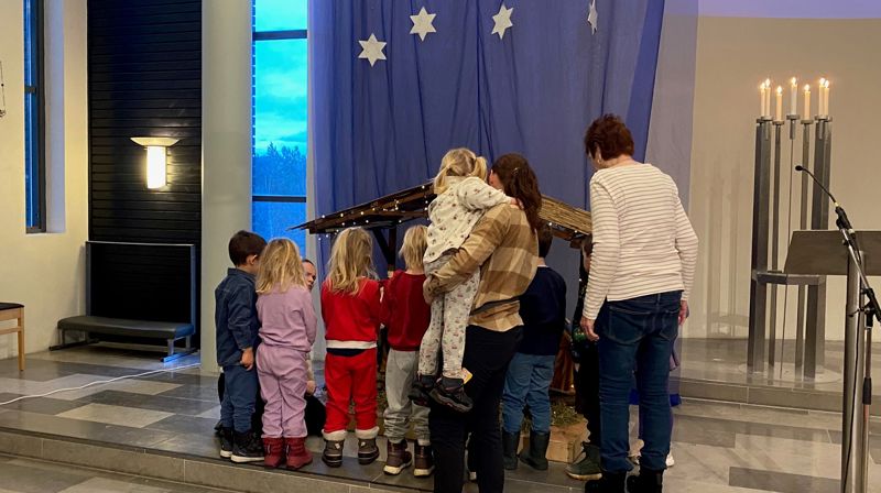Barnehagar på adventssamling
