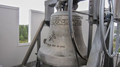 Kyrkjeklokkene ringer på gravferdsdagen til kong Harald