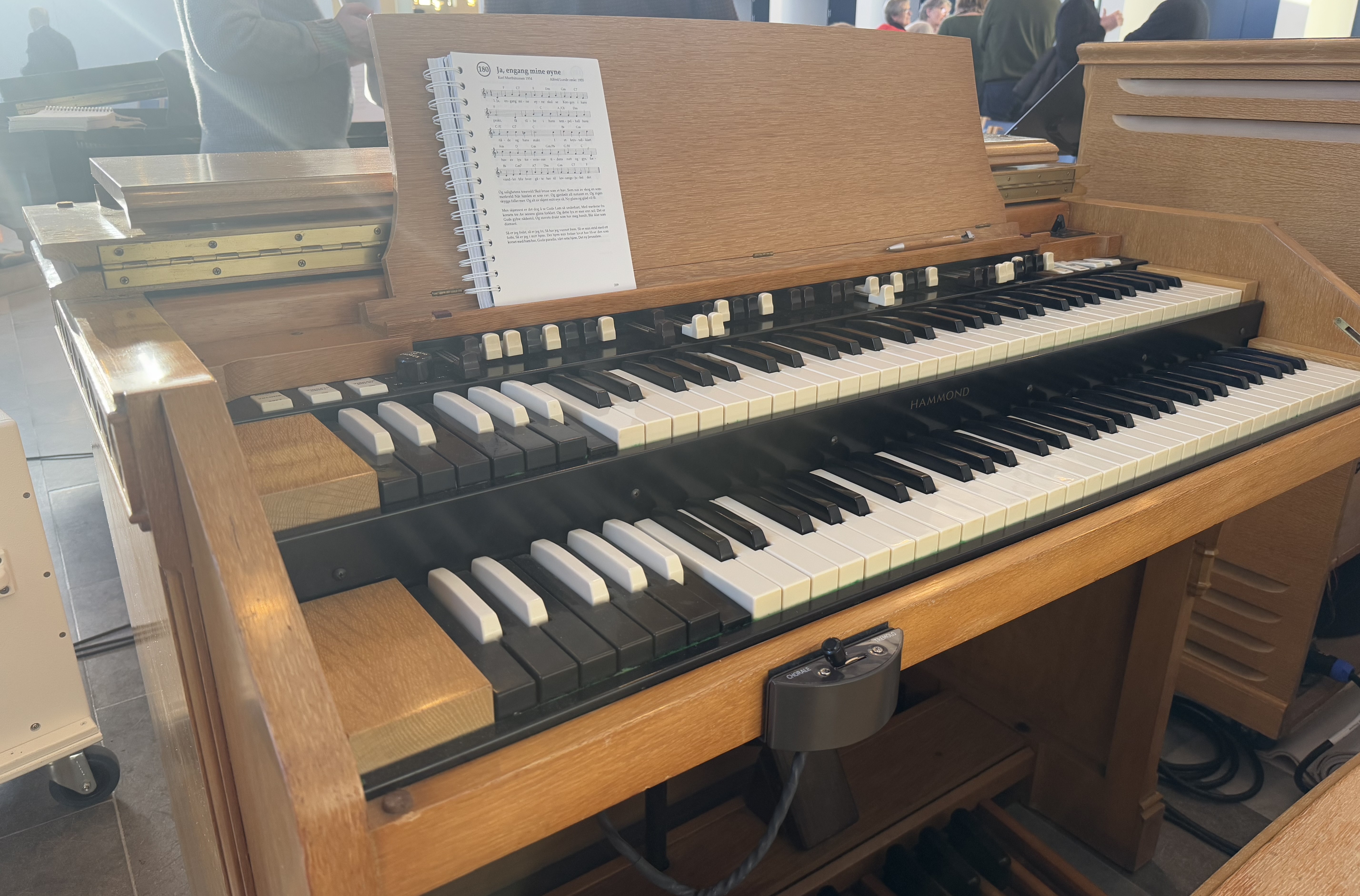 Gratulerer med Hammond-orgel i Foldnes!