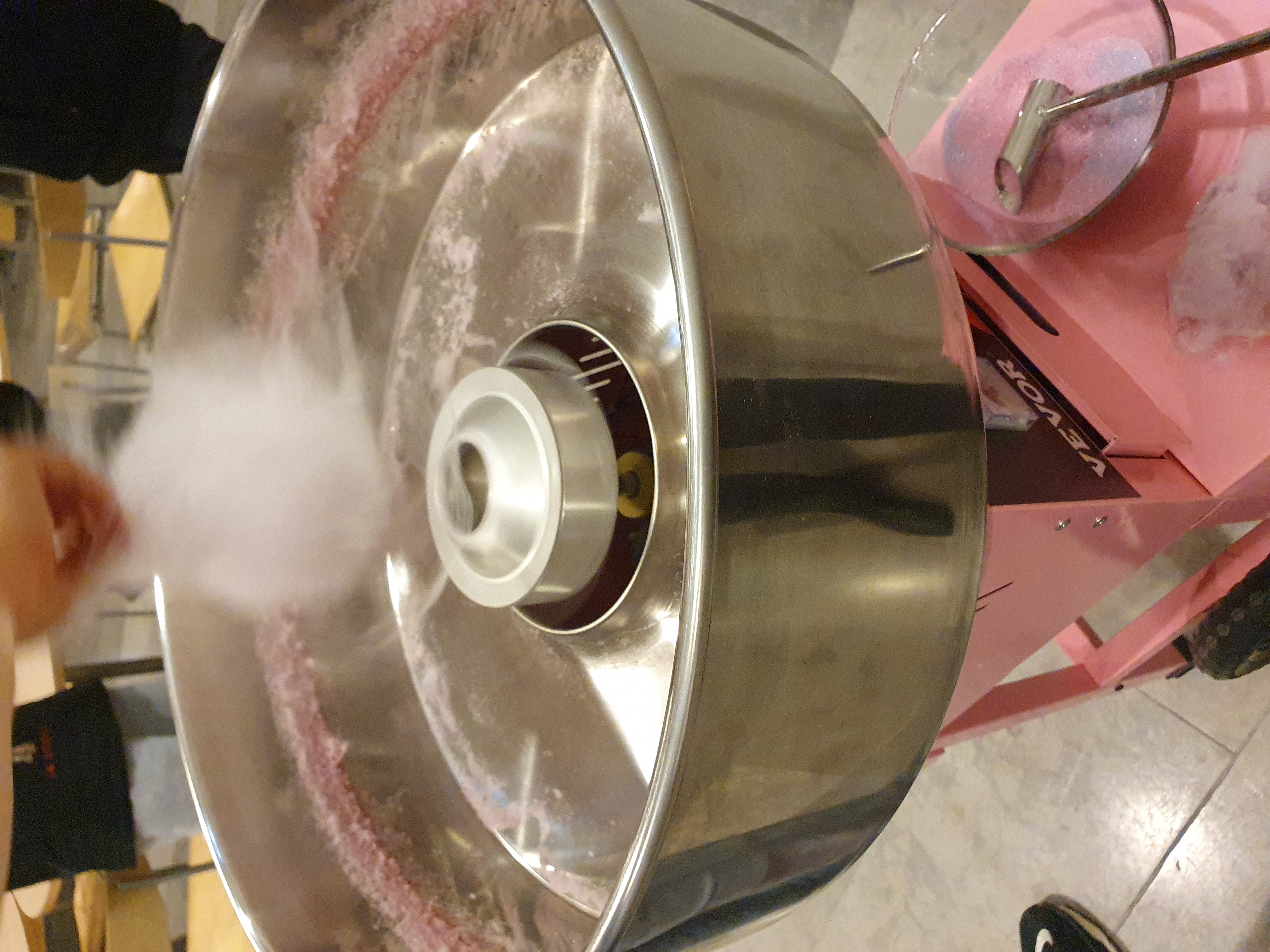 Rosa sukkerspinnmaskin  der nokon lagar rosa sukkerspinn