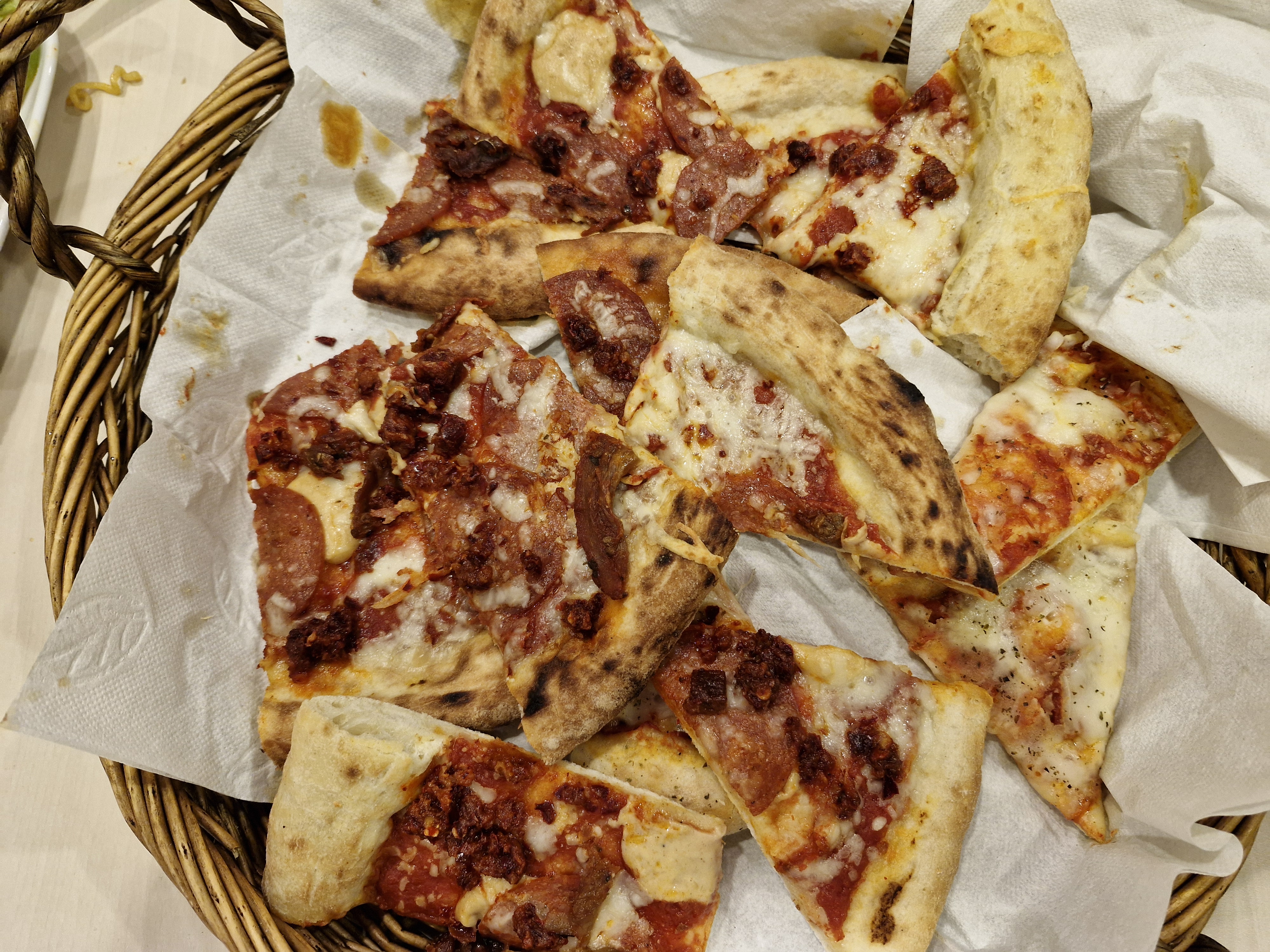 Pizzastykker oppi ei kurv