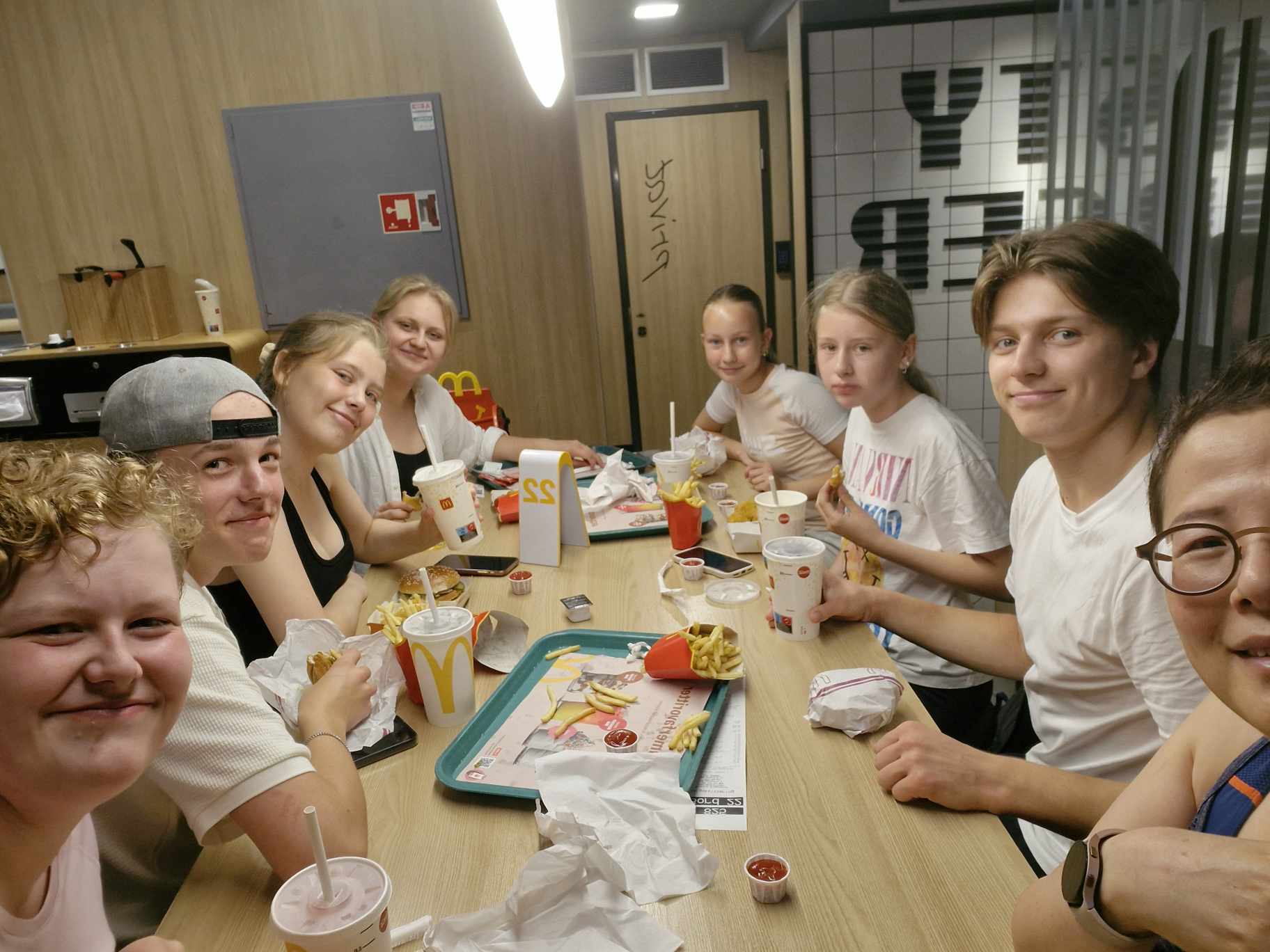 Ungdommane sitt på eit langbord på McDonald's