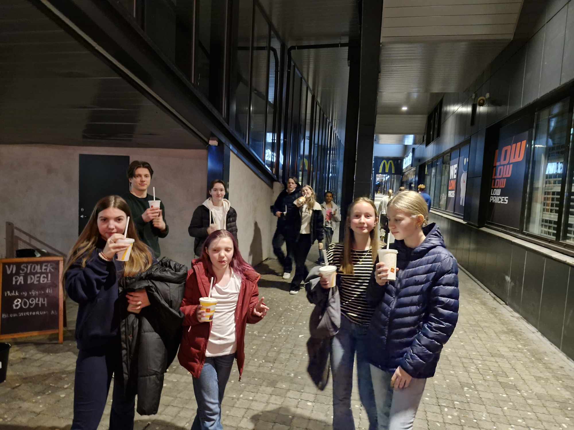 Ungdommar står utanfor McDonalds og har kvar si drikke i handa