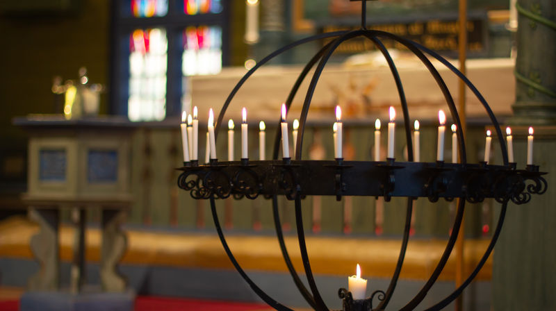 Lysglobe i Blomvåg kyrkje med alle lysene tent.