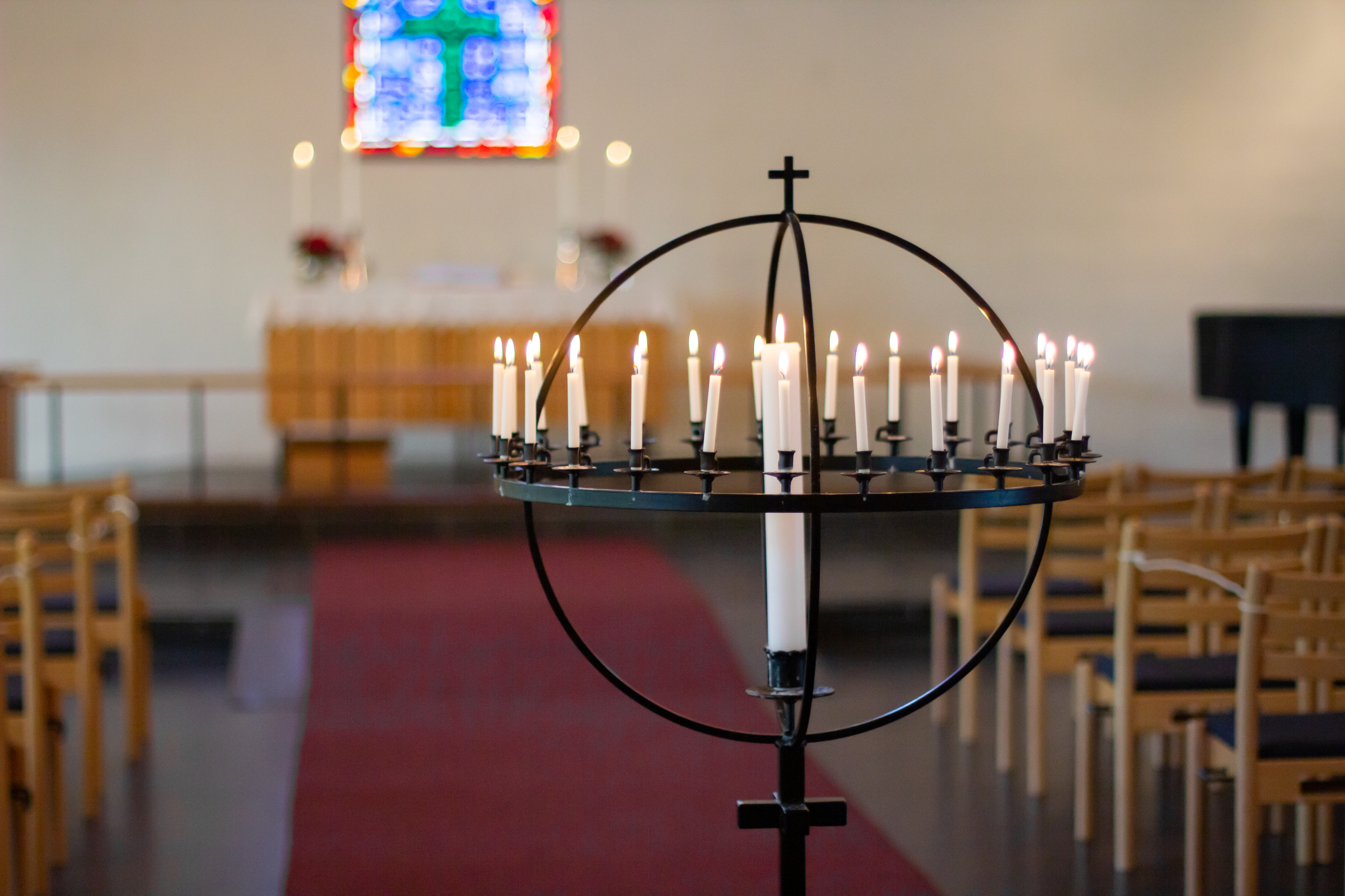 Lysglobe i Hjelme kyrkje med tente lys