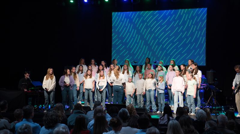 Gospel Teens er ofte med og syng på gudstenester. Her sang dei på Refuel-gudsteneste i Hjeltefjorden Arena.
