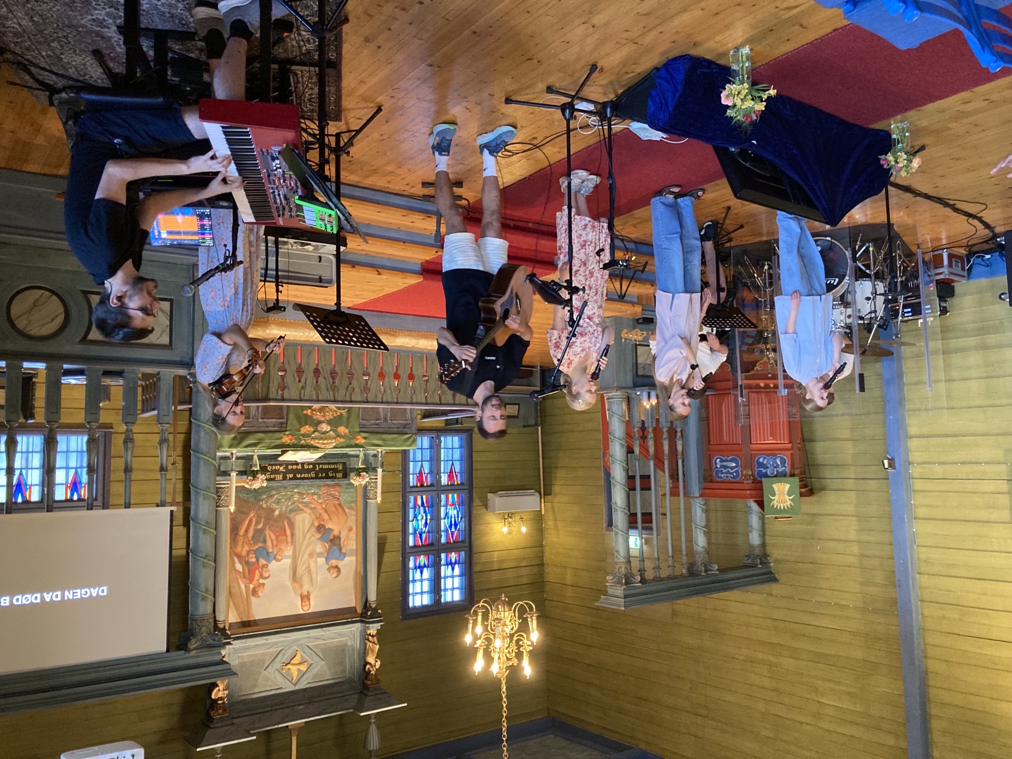 Ungdommen samla til lovsongsskveld