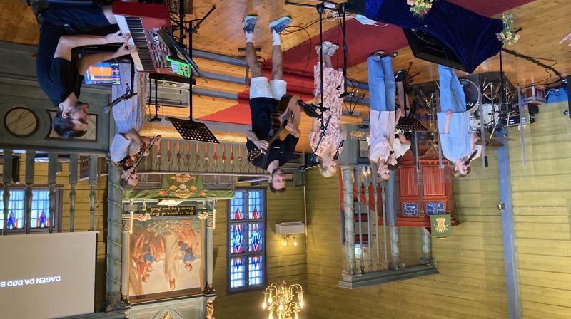 Ungdommen samla til lovsongsskveld