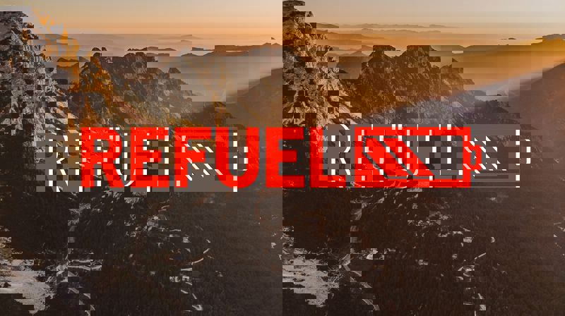 Rød logo med refuel og illustrasjon av et batteri. Bakgrunnen er fjellkjeder i soloppgang.