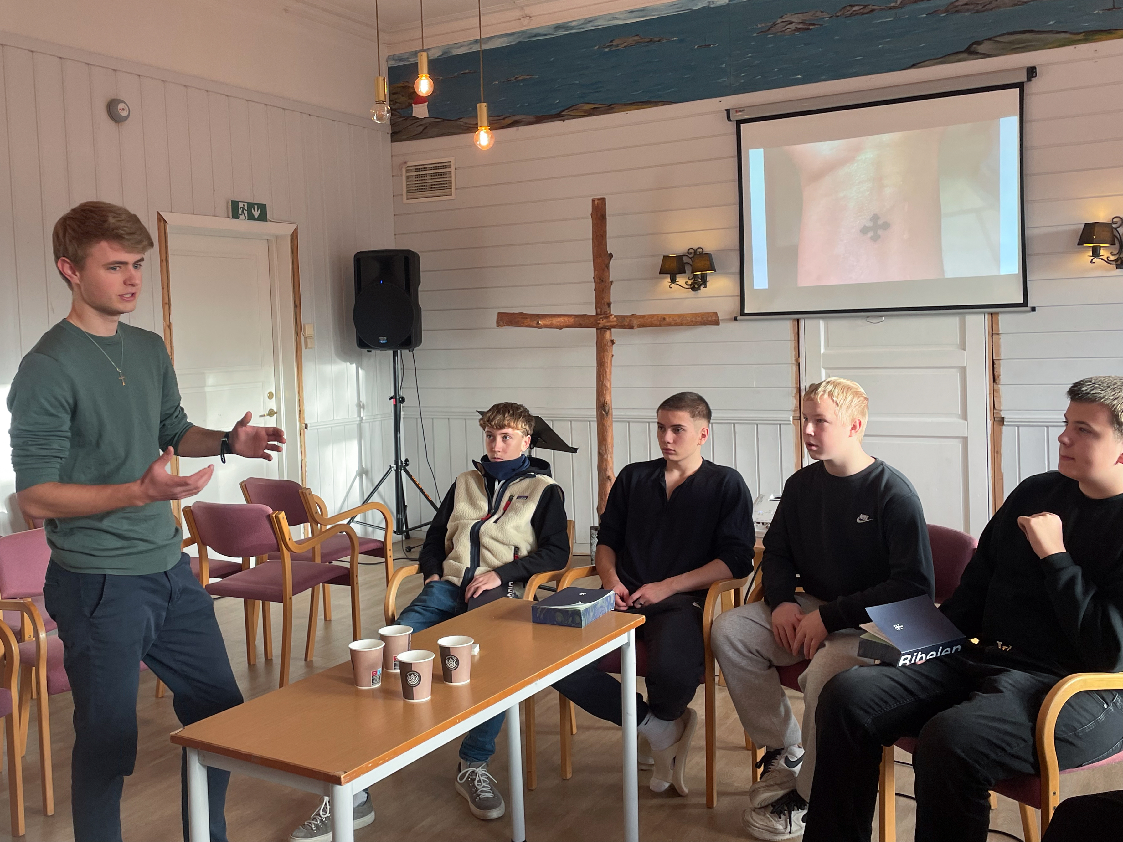 Joar Haavik frå Stefanusalliansen underviser om det koptiske korset på konfirmantleir