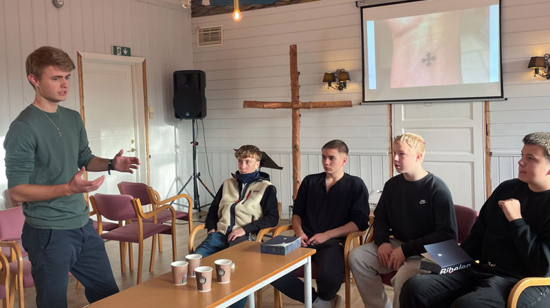 Joar Haavik frå Stefanusalliansen underviser om det koptiske korset på konfirmantleir