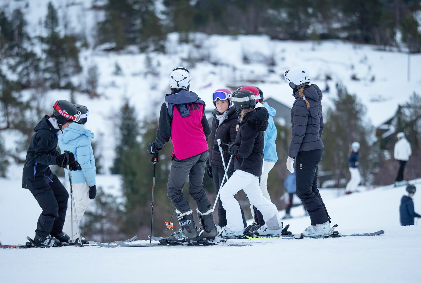 Ungdommer står samlet i skibakke