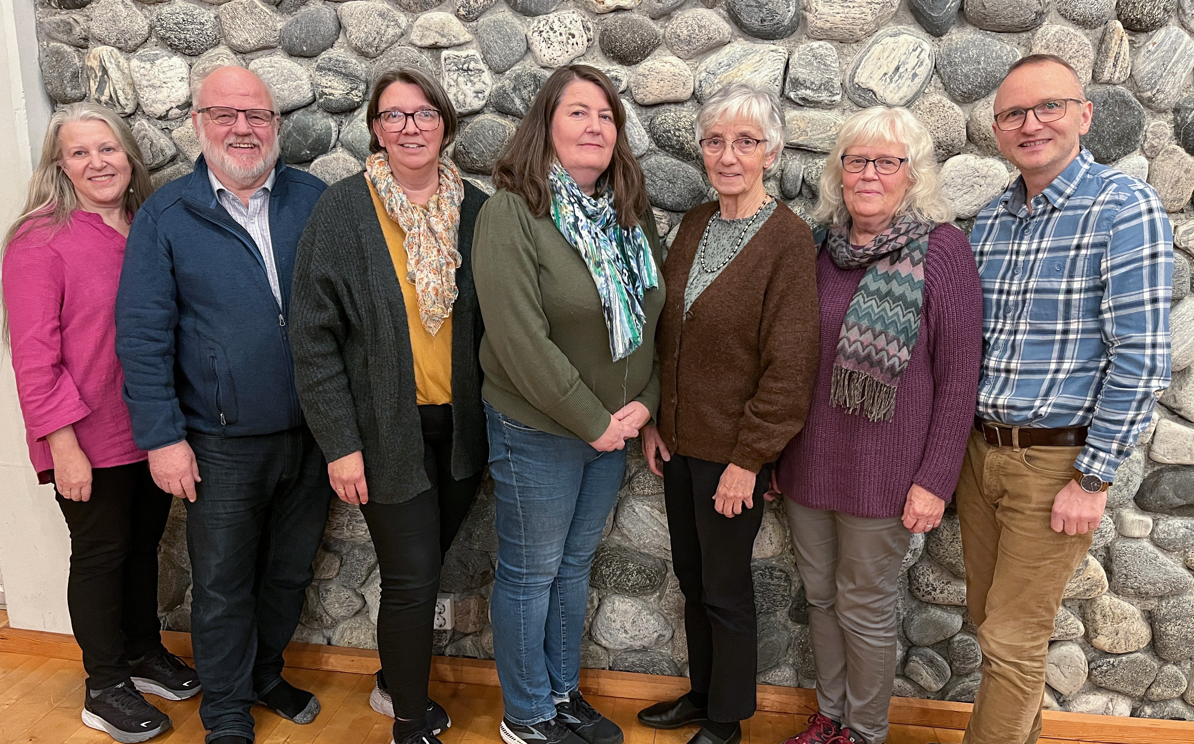 Medlemmer frå venstre: varamedlem Laila Linde Lossius, tidlegare sokne­rådsleiar Dag-Olav Bjorøy, sokne­rådsleiar Tove Karin Lyngsmo Angeltveit, Kjersti Berland Hassel, representant i fellesrådet Kirsten Marie Angeltveit Kjølen og vararepresentant i fellesrådet Anne Kristine Torvik Christiansen. T.h. er tidlegare sokneprest Bjarte Nese.