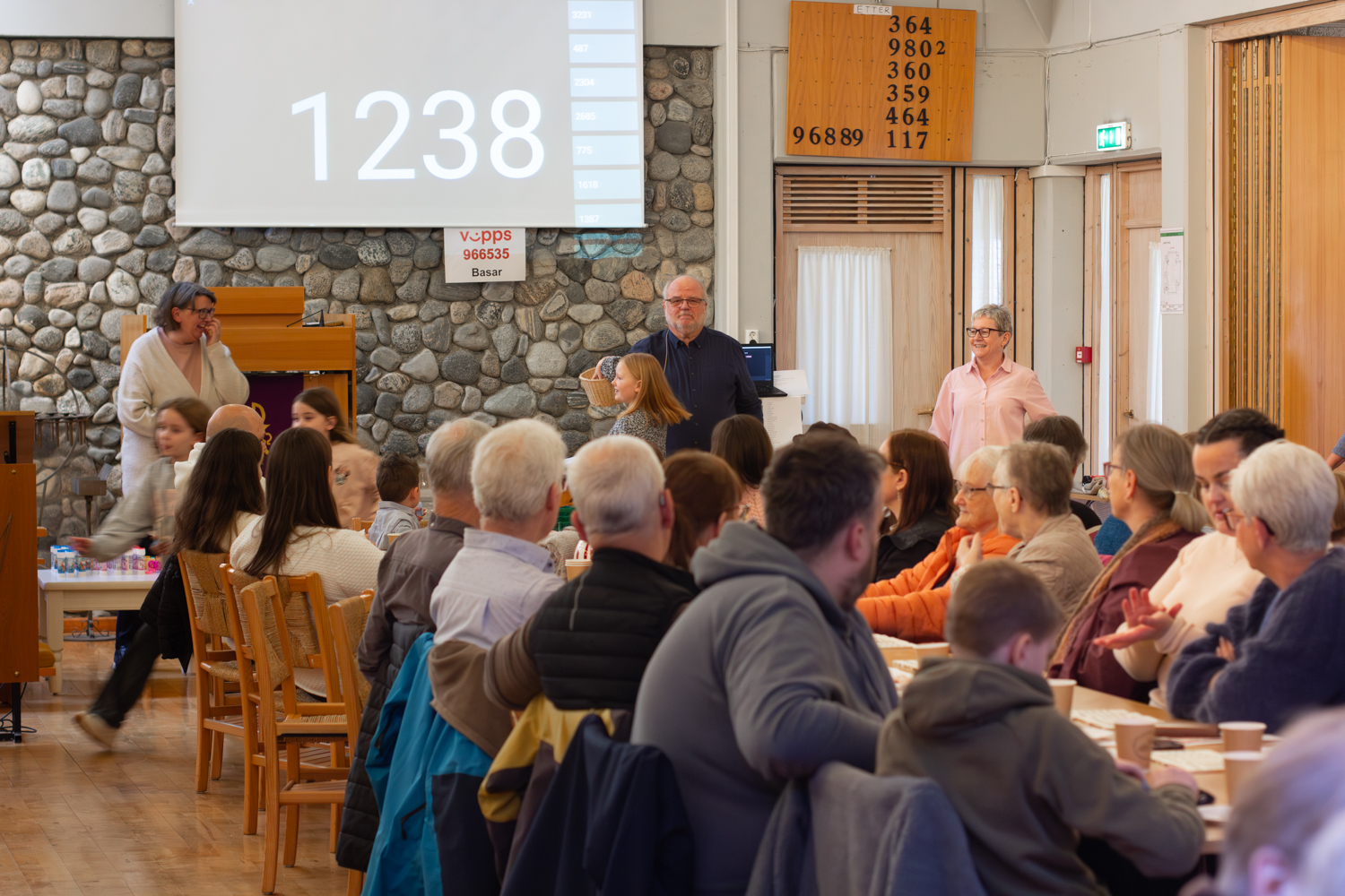 Full kyrkje og god basarstemning