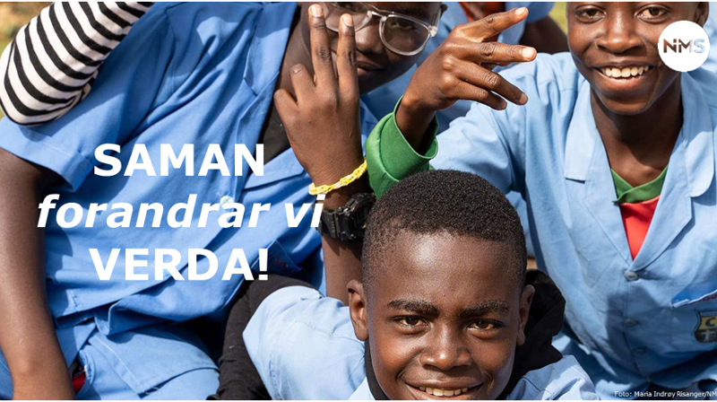 Unge fra kamerun poserer for bilde. Hvit skrift oppå bildet med visjonen: saman forandrar vi verda.
