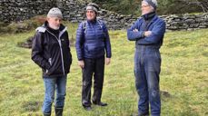 Arthur Selstø saman med Ruth Nordeide Bakke og Arne Bakke, Arne er leiar av Sund sokneråd.