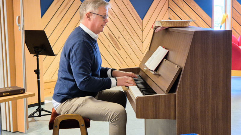 Lars arne sitter ved pianoet og synger og spiller