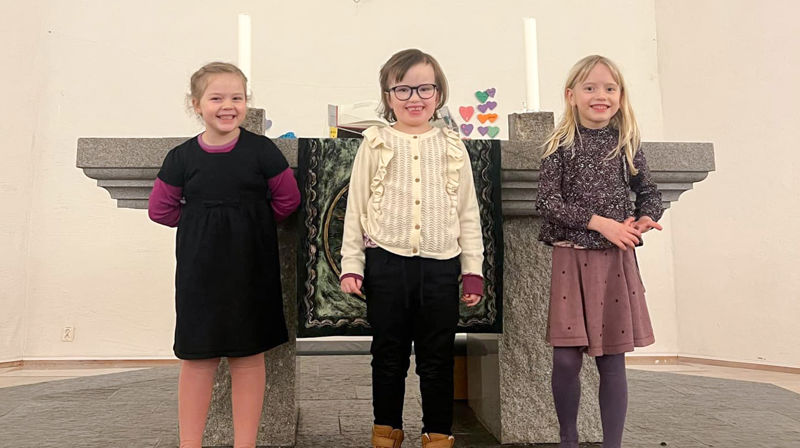 Tre jenter som går i Stjernekoret, sang velsigninga på slutten av myldredagen i Sund.