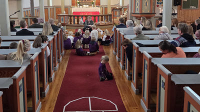 Det myldrar av liv i Kausland kyrkje