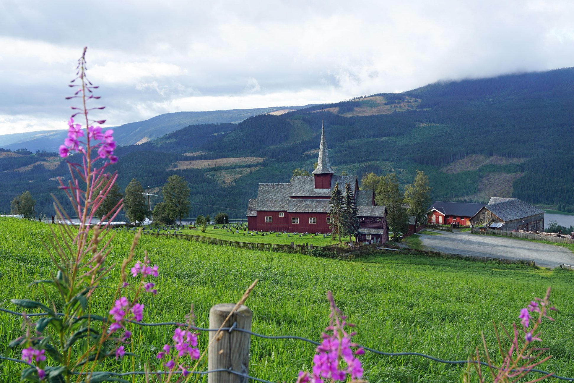 Foto Saskia Aleida Van Veen. Hegge kyrkje når «groren ein gong er mogen.». 